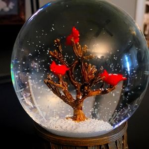 3 cardinals snow globe